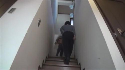 『覗き見』妻や他の姉妹達の目を盗んで思わずハメてしまったらセンシブルリアクションで大量のお漏らし！手を出してはいけないヤバイ関係だから発情し！