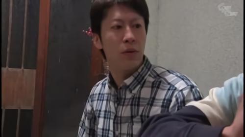 『羞恥』しょう太一家は親子3人で温泉トラベルを計画していたのだが、母親に外せない仕事が入ってしまう。しょう太と父親はフレンドの徹平と、その！