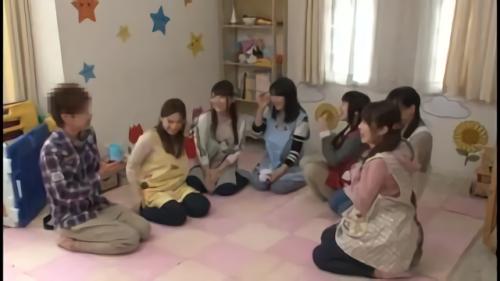『美少女』姉が働く保育園に行ったら残業している保育士さんたちが妙に俺を見てくる。姉がいなくなった次の瞬間に保育士さんたちが急接近！超密着して！
