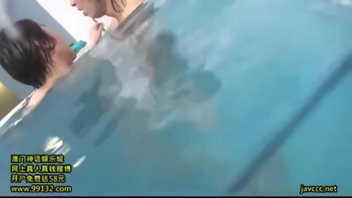 『中出し』今回はプールの水の中に隠れて中出し近親相姦ゲーム！