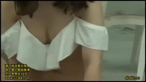 『巨乳』男はたまたま俺ひとりでちょっとしたハーレム気分を満喫していたら…気づいてしまった！緩みすぎた水着から乳首をチラリさせたり、お尻がハ！