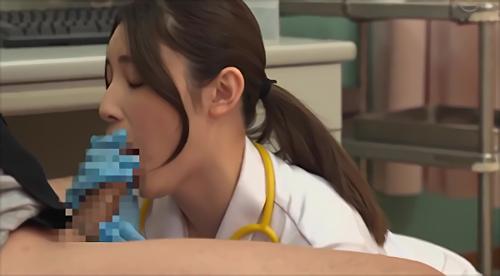 『フェラ』某病院の看護師は、いつも白いパンツから下着が見えている。そんな透け透けのパンティに、入院歴の長い私は勃起してしまう。掃除中に息子が！