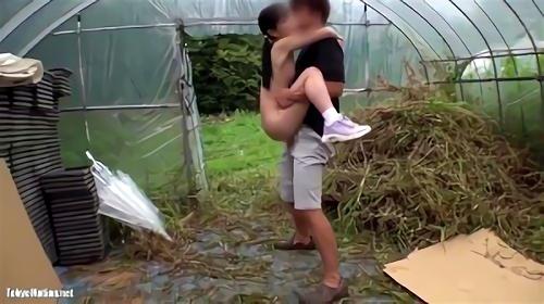 『フェラチオ』持ち上げたら折れそうな小柄でキュートなララちゃん。露出に興味津々で、上目遣いで男性を誘惑する。好きな体位を聞くと「駅弁が好き」と言！
