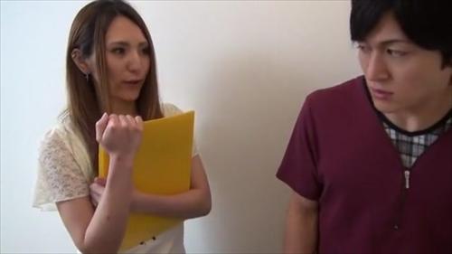 『企画女優』ビックリしながらも勃起チ○ポに目が釘付け！ベランダで愛撫していると夫が帰ってきてピンチ！バレないようにドキドキしながら胸をモミモミ！