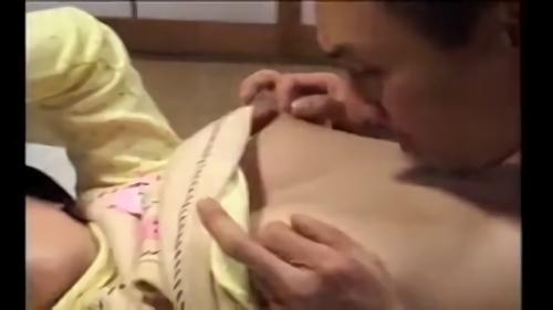 『貧乳』父の性的いたずら危ない行為！