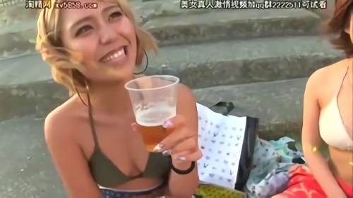 『超乳』待ちに待ったナンパの季節がやってきました！太陽サンサン湘南のビーチでナンパしたのは若さ弾けるスイムウェアお嬢さん！色とり！