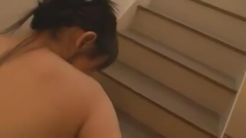 『中出し』即H。途中男優が合流して玄関までハメたままお出迎え、そのまま男優とH。階段でも移動中でもハメながら、男優入れ替わりの3P、Hしま！
