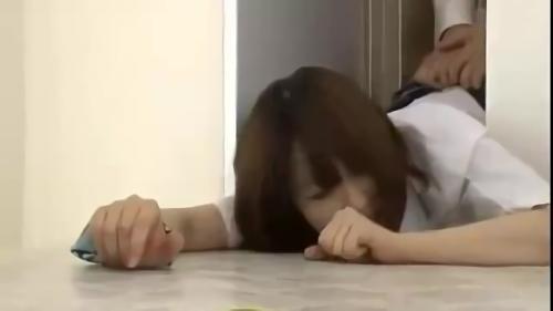 『篠田ゆう』イマジネーションしてください…事故でエレベーターの扉に巨尻が挟まれ、抜けなくなったJKと乗り合わせたあなた。目の前でデカ尻揺らして！
