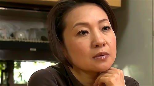 『スレンダー』夫とは決して味わえない、男との禁断の愛のオーガズム。溺れるように悶える女の身体は、オーガズムと振動の津波に飲み込まれ、夫に見られた！