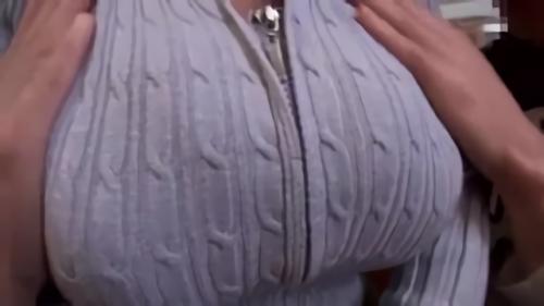 『熟女』情欲的い事に興味津々な悪ガキ二人は、同級生の母るりの巨乳に目を奪われる。二人はるりのウィークポイントを握るため隠し撮りを始める。自宅で！