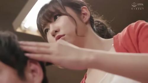 『美乳』見てるのバレちゃうかも知れないけど見ずにいられない。目の前でチラチラ見えるおっぱいの感触を確かめたくて手を出してみる！