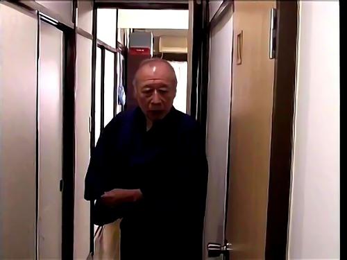 『美尻』義父のスパンキングに悶える嫁、義父の飛びっこに濡れる嫁…。夫だけが知らない異常性アクト。一つ屋根の下でまさかこんなことが起こってい！
