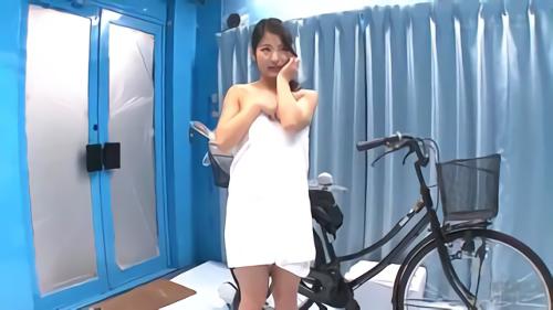 『人妻ナンパ』ママチャリに乗っている人妻に「新型マッサージ器で身体の歪みを矯正しませんか？」と声を掛け、ミラー号に乗車。何があってもペ！
