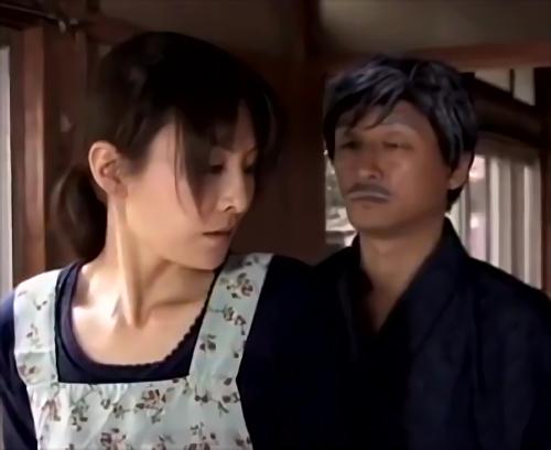 『大友唯愛』義父のスパンキングに悶える嫁、義父の飛びっこに濡れる嫁…。夫だけが知らない異常性アクト。一つ屋根の下でまさかこんなことが起こってい！