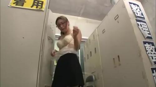 『凌辱』男ばかりの町工場に勤務している、超気弱で美人な女子工員。そんな女子工員が工場の更衣室で着替えをしていると、男の工員が！着替えをする！