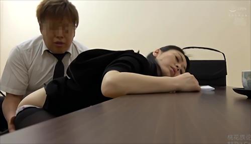葬儀社に勤務する私は弔問した喪服女性に睡眠薬入りのお茶を飲ませ昏〇させたあとに介抱するとみせかけ誰もいなくなった会場でHに及びその！