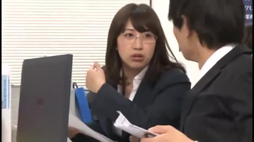 『巨乳』就職した会社は女子社員だらけの男は俺1人なので喜んでいたら…激務過ぎるブラック企業で残業地獄！良いことなんて何もない！で！