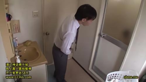 『人妻』自分をオカズに一人Hする隣の男子校生を目撃した人妻。必死にチ●ポを扱く姿に戸惑いながらもエキサイトしてしまいマンズリを始める！