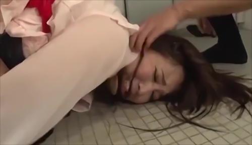 友田彩也香が人間肉便器になりました。便所で拉致・監禁され男どもから凌〇の限りを受け犯〇れ続ける。強〇イラマチオから制限状態の集団レ！