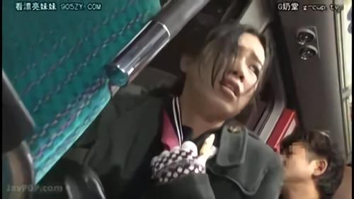 『乳揉み』満員バスでコートに身を包んだ少女を狙う痴●師。突然の痴●に怯えて硬直してしまう●い身体。触られるうちに体温は上がり汗だく！