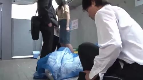 『胸チラ』エッチな人妻は我を忘れて感じはじめる！