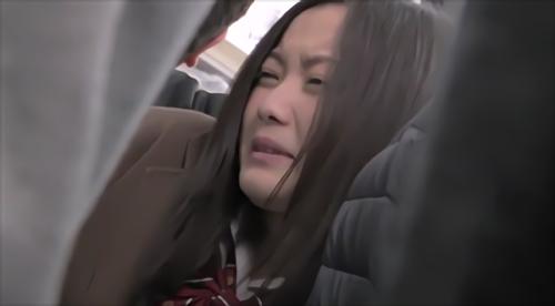 『hotmovs』満員電車で目を引く美尻女子校生に急接近！エレガントな尻を揉みしだきじっくり感じさせ。さらにチ〇ポを擦りつけ生挿入！まわりの乗客にバ！