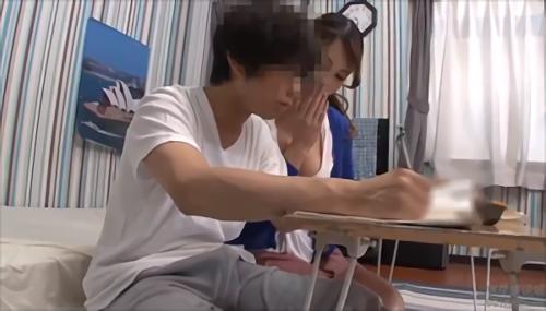 『近親相姦』突然出来た義母は若いし巨乳過ぎるし超無防備だし、童貞の俺は母親と思えず毎日勃起！！ある日自分が童貞で義母にエキサイトしている事を告！