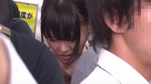 『立ちバック』満員状態の電車内でうぶ娘に迫るGゾーン直撃痴〇の罠！痴〇師のローター責めで拒む態度とは裏腹に次第に膝をガクガクとヒクヒクさせ反発で！