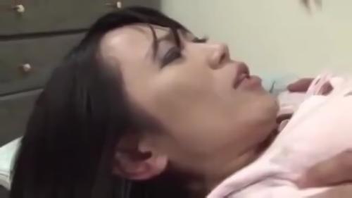 『人妻』出入りするようになった辺りから徐々に夏美の様子がおかしくなっていく。そんな母を心配して、北野と夏美がいる部屋を覗いてしまう祥。す！