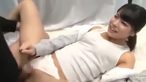 『セクハラ』余してるド情欲的な彼女たちはギンギンち○ぽをみたら下の口からよだれが止まらなくなって…いやらしく上のお口で外まで聞こえるくらい大きく音を立ててフェラ！