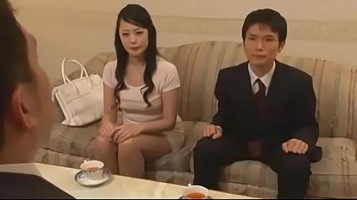 『人妻』高瀬真弓、薮田ホールディングスの社員。1ヶ月前に同じ職場の大輔と結婚し共働きで幸せな新婚生活を送っていたが、得意先の男・青柳にレ〇！