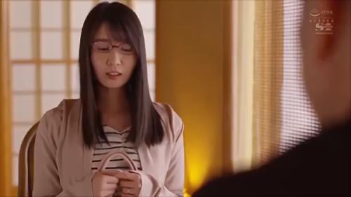 『巨乳』裕福な親元で何不フリーなく育った「あいか」。親の勧めで年の離れた男性と結婚し平凡な毎日を送っていた。ある日、〇校の同級生から「パパ！