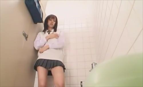 『下着』「潤子、2時間目抜けて保健室来いよ」先輩に誘われ授業を抜け出し彼の待つ保健室へと向かう潤子。誰もいない保健室で2人はドキドキH！通！