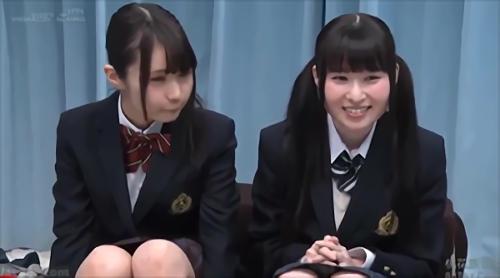 『制服』マッサージで胸を大きくしてもらい、取材を受けるとムラムラしてきて・思春期の女の子のザーメンを大洪水させる、大人のペニスで気持ちよく！