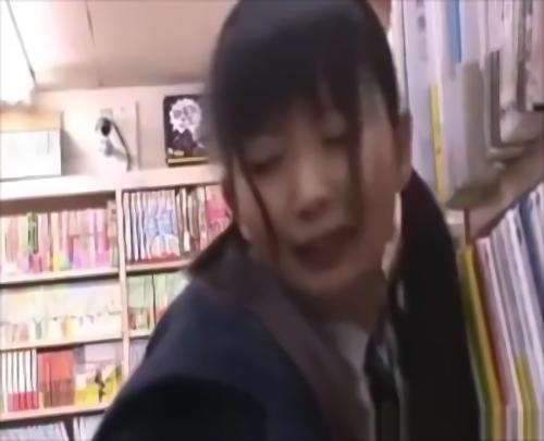 『OL』本屋を訪れた真面目な女子校生にスーツ姿のお姉さんレズ痴〇師が接近。女子校生は同性に触られ戸惑い反発するが、女性ならではのソフトな責！