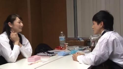 『巨乳』パート先の休憩室でバイトのハンサムボーイと2人きりになったご婦人。始めは他愛もない話からスキンシップで触れ合い、その手は徐々！