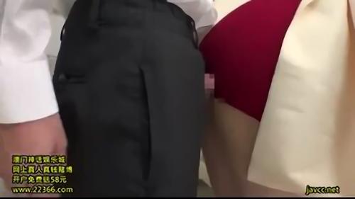 『推川ゆうり』チ○ポ。誘われるままカーテン越に触れてみたら女の情慾が爆発して僕のチ○ポを握って放さない。母が寝てる横のベッドや病院のひと気のない！