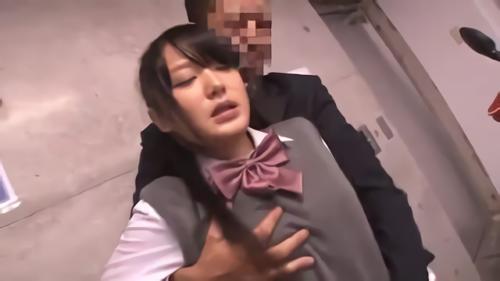 『イキ潮』効果でなされるがままに。暗示にかかり、口では「やめて」と言いながらも意思とは関係なく、手は男のチ○ポを握り手コキ。そしてセンシブルになった身体と催眠の相乗効果で強！