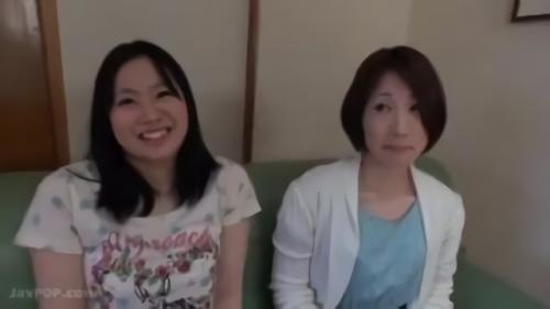 『スレンダー』街角でなかむつまじい母娘をナンパ！個室に入ると恥ずかしげな素振りも最初だけ！いざ勃起チ●ポを目の当たりにすると先を競って！