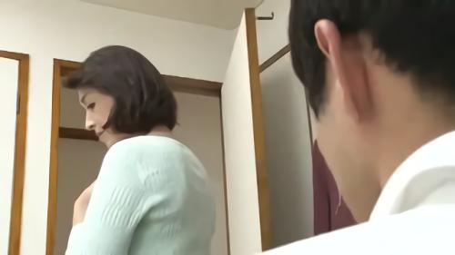 『四十路』子宮の疼きを覚えてしまう。だが自分から迫る勇気は無く、自慰でハッサンして…。一方、しおりの意外な一面にエキサイトした洋二はひょんな！