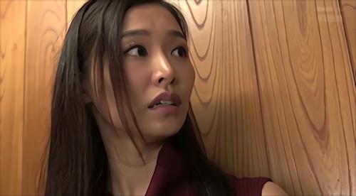 『美乳』越してきたばかりの智恵は、ある日玄関先で待ち伏せていた大家の富岡に押し込まれ反発虚しく犯〇れてしまう。奇しくもその日は出張で夫不在！