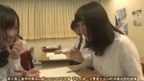 『ヤバイやつ』俺はやっていない！仕方なく、その後の授業をノーパンノーブラで受ける女子達。ワイシャツから透ける乳首、ボタンの隙間から見える乳首！！