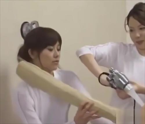 『巨乳』働くお姉さんに大人気のリラックスお風呂空間‘女性専用スパ’。そんな、女性が身も心も無防備になる空間で、レズ痴女が偽マッサージ師にな！