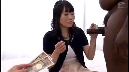 『クンニ』うぶな色白女子大生が一般黒人男性のお悩み解決のため強烈なミッションにチャレンジ！最初戸惑っていた素人娘も目の前で反り上がる黒デカち！