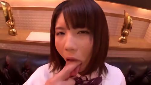 『女子校生』接吻を思う存分に堪能してもらいました。ルックスとギャップがありまくりなほどに伸びる舌を使って、男達の舌にネットリとまとわりつ！