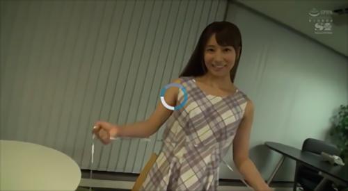 『濃厚』【エスワン人気関係のもの×初川みなみ】遂にプライベートを激撮！ダメ男に母性本能をくすぐられると情報が入りADに扮したハンサムボーイ！