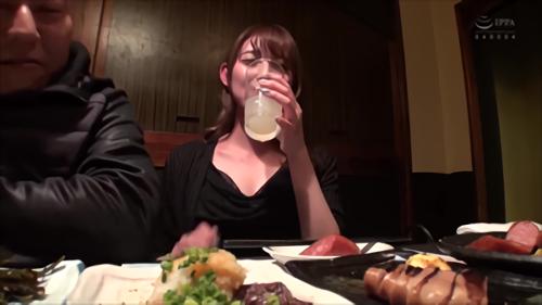 『飯岡かなこ』「初体験の話」や「仕事で泣いた話」など、他では絶対聞けないマル秘おしゃべりを酔ったイキオイで赤裸々に語ります。そし！