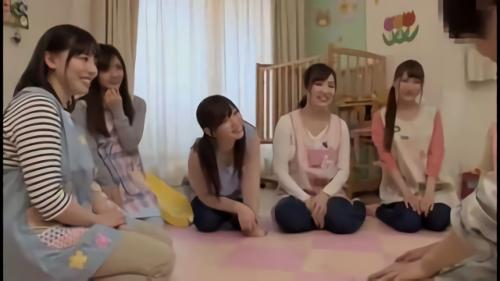 『巨乳』姉が働く保育園に行ったら、保育士さんたちが妙にチラチラと俺を見てくる。そして姉がいなくなった次の瞬間、興味津々で話しかけ！