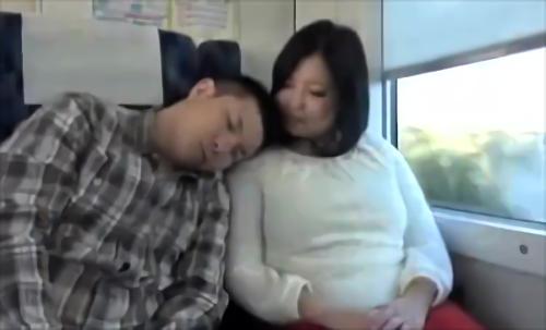 『寺島志保』母の妹である叔母さんと旅に出ることになった。両親が離婚し母が働きに出なければならなくなり、近所に住んでいた叔母さんに面倒をみて貰う！