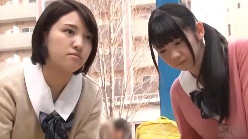 『制服』パワーで膣内洗浄に受診することに。初めての体験に笑いながらも、段々SEXな気分に。フレンドの前で感じちゃうなんて…喜びに負けた一人！